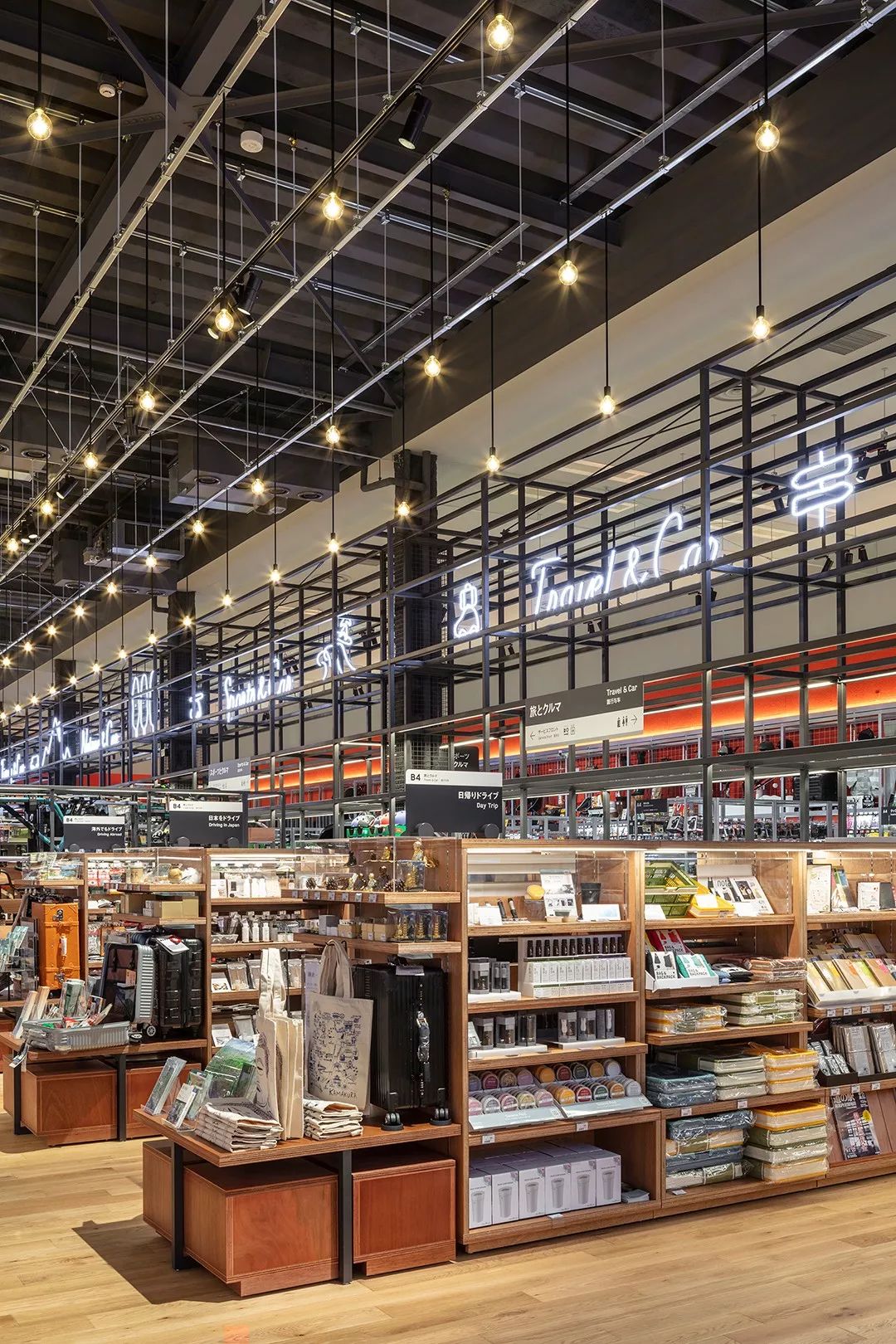 【TC IDEA分享】日本汽車超市,玩車的天堂 &mdash;&mdash; AUTOBACS的A PIT汽百貨標識設計